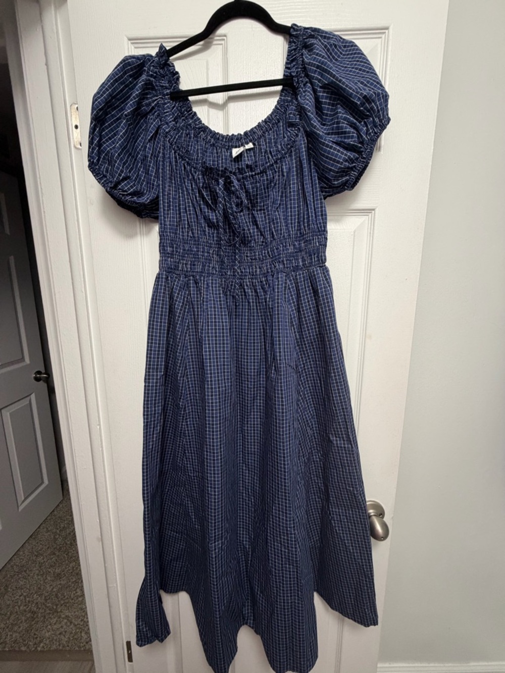GAP women’s Navy Blue Smocked Puff-Sleeve Midi Dress